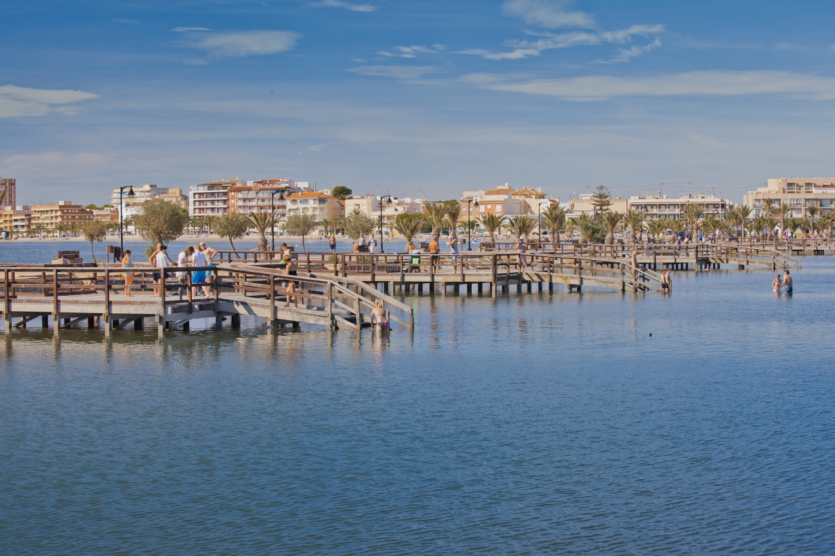 Los hoteles de la Costa Cálida elevan la afluencia de clientes hasta niveles de agosto con La Manga en cabeza