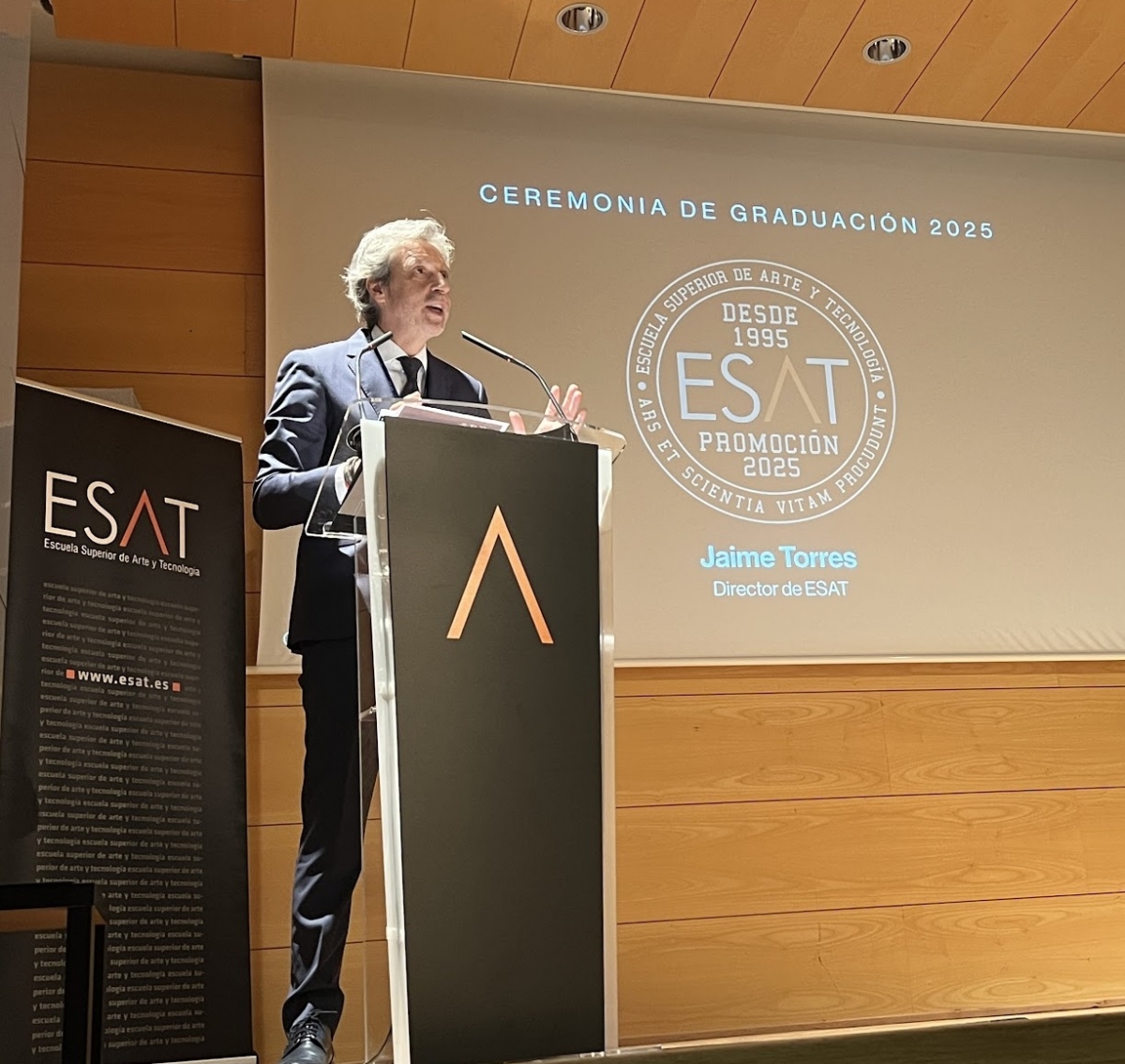 La galardonada ESAT celebra su XVIII Graduación de la promoción 2022–2025 