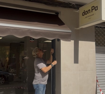 Un panadero de Paiporta reabre el local donde estuvo atrapado más de cinco horas aferrado a una viga por la Dana