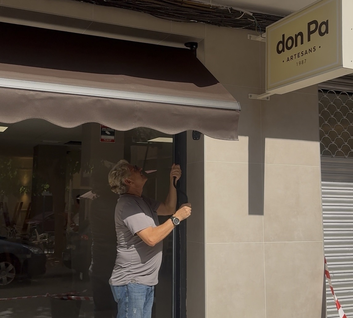 Un panadero de Paiporta reabre el local donde estuvo atrapado más de cinco horas aferrado a una viga por la Dana