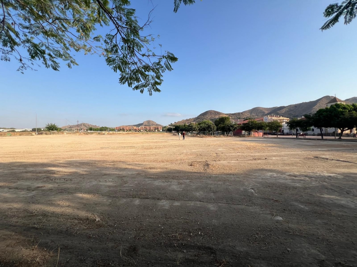 Desbrozan y retiran los residuos de un solar de 5.800 m² en Cobatillas