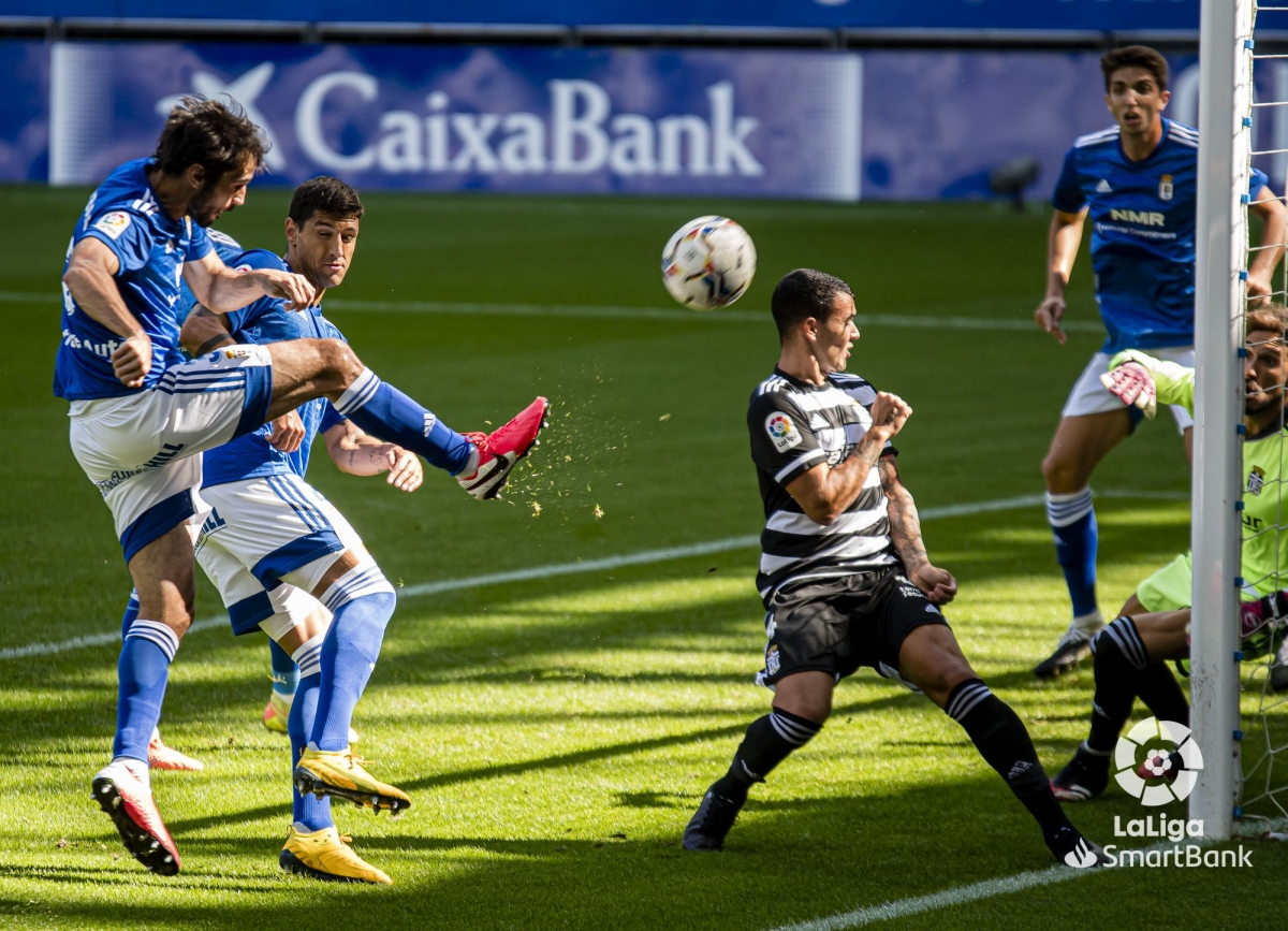 Alejandro Arribas rematando en el partido Oviedo-Cartagena de 2020. - Foto: LALIGA