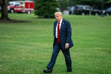 Aranceles, redadas y recortes: el polémico medio año de Trump en su vuelta al poder