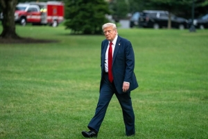 Aranceles, redadas y recortes: el polémico medio año de Trump en su vuelta al poder