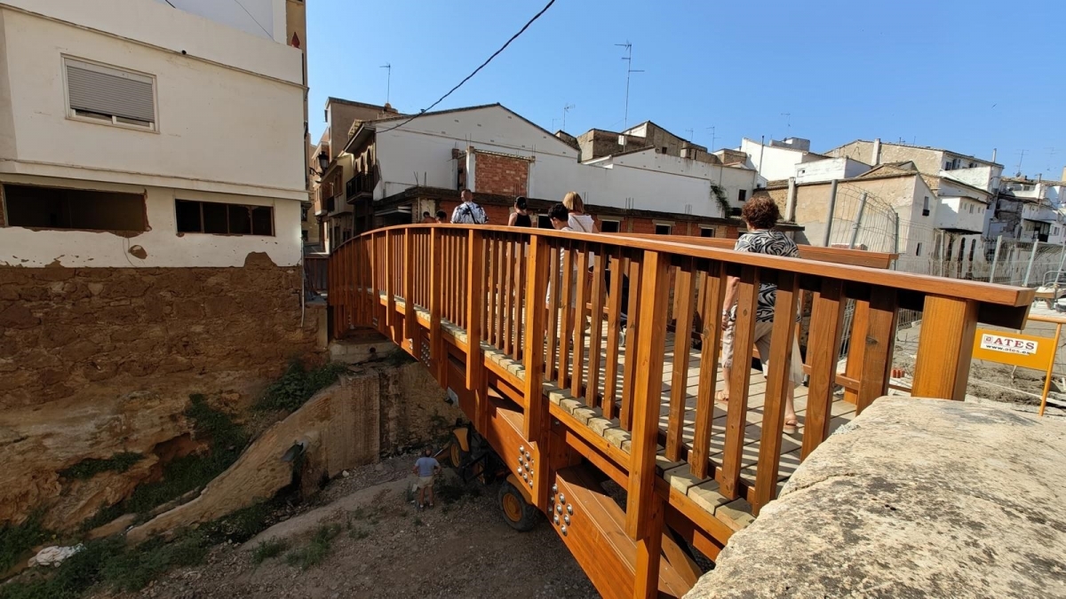 La nueva pasarela en el centro de Chiva ya está en servicio
