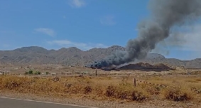 Un incendio junto a la carretera del Puerto de Mazarrón obliga a evacuar las viviendas aledañas