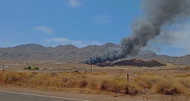 Un incendio junto a la carretera del Puerto de Mazarrón obliga a evacuar las viviendas aledañas