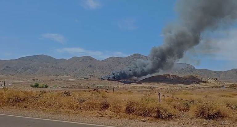 Un incendio junto a la carretera del Puerto de Mazarrón obliga a evacuar las viviendas aledañas