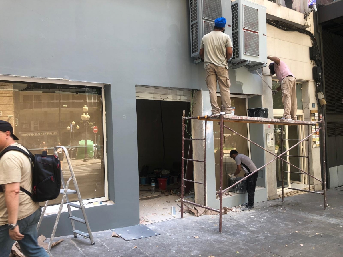 El antiguo local de One Burger que acogerá un supermercado de Suma, en la Rambla de Alicante. - 