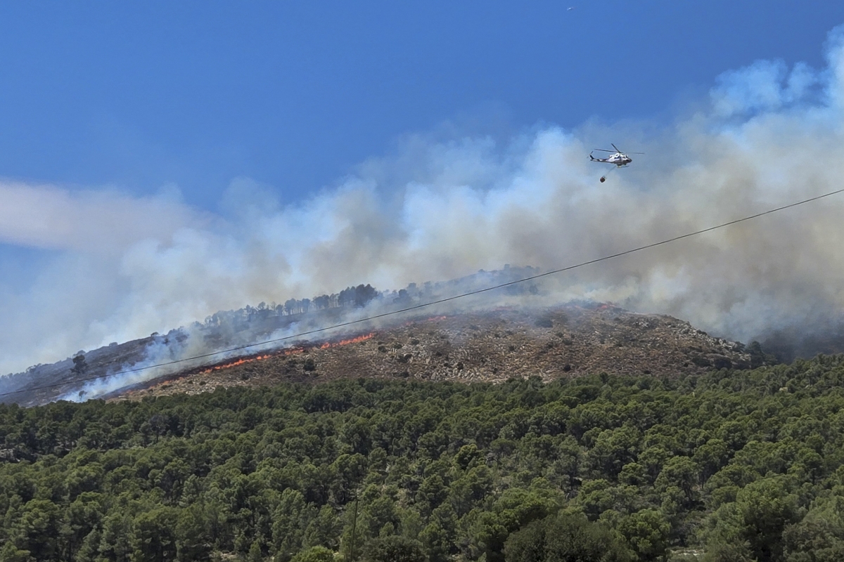 Máxima preocupación en Alcoy: las llamas se aproximan al paraje de Sant Antoni en el parque natural de la Font Roja