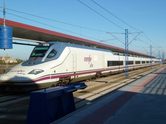 Renfe programa autobuses para viajeros del AVE entre Castellón y València por obras
