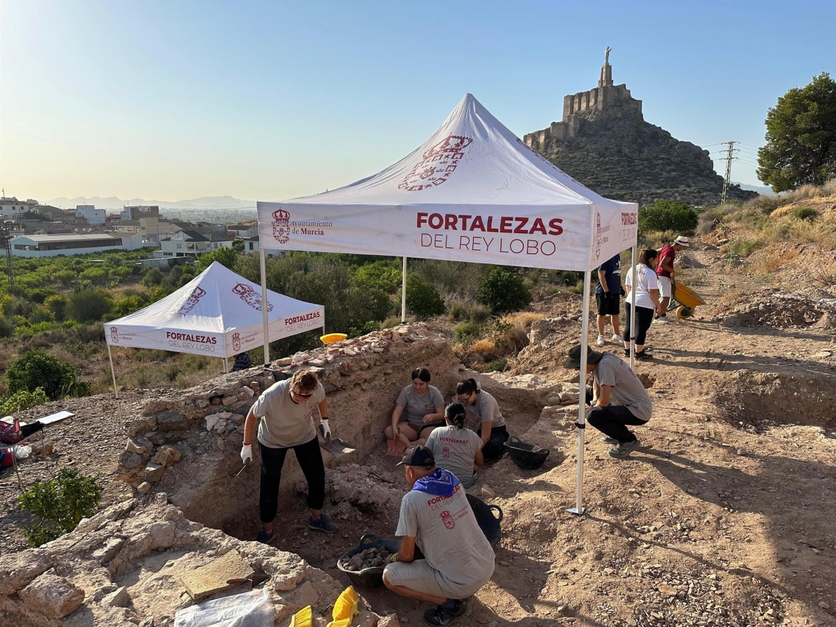 Las excavaciones en las  'Fortalezas del Rey Lobo' hallan una posible torre defensiva y un muro interior desconocido