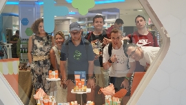 Hefame y Astrade colaboran para llenar de color los escaparates de las farmacias