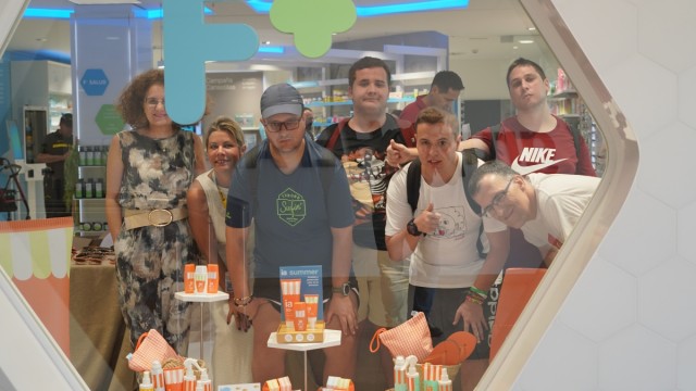 Hefame y Astrade colaboran para llenar de color los escaparates de las farmacias