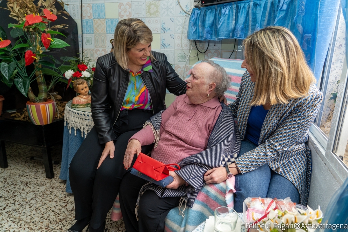 Noelia Arroyo durante una visita a personas dependientes. - Foto: Ayuntamiento de Cartagena