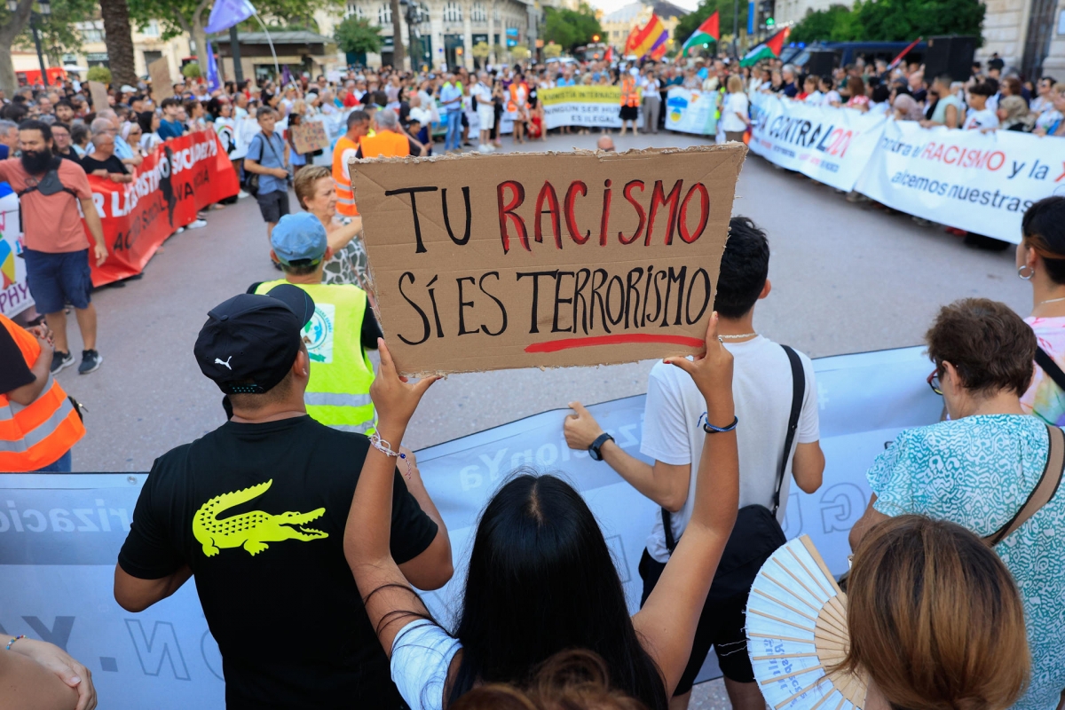 Una concentración en València condena la violencia racista: 