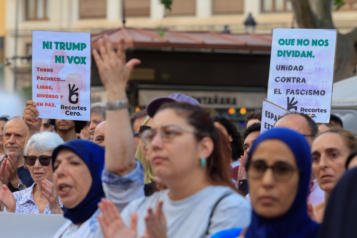Manifestación contra la violencia racista en la Plaza del Ayuntamiento de València. - Foto: EFE/KAI FORSTERLING Manifestación contra la violencia racista en la Plaza del Ayuntamiento de València.