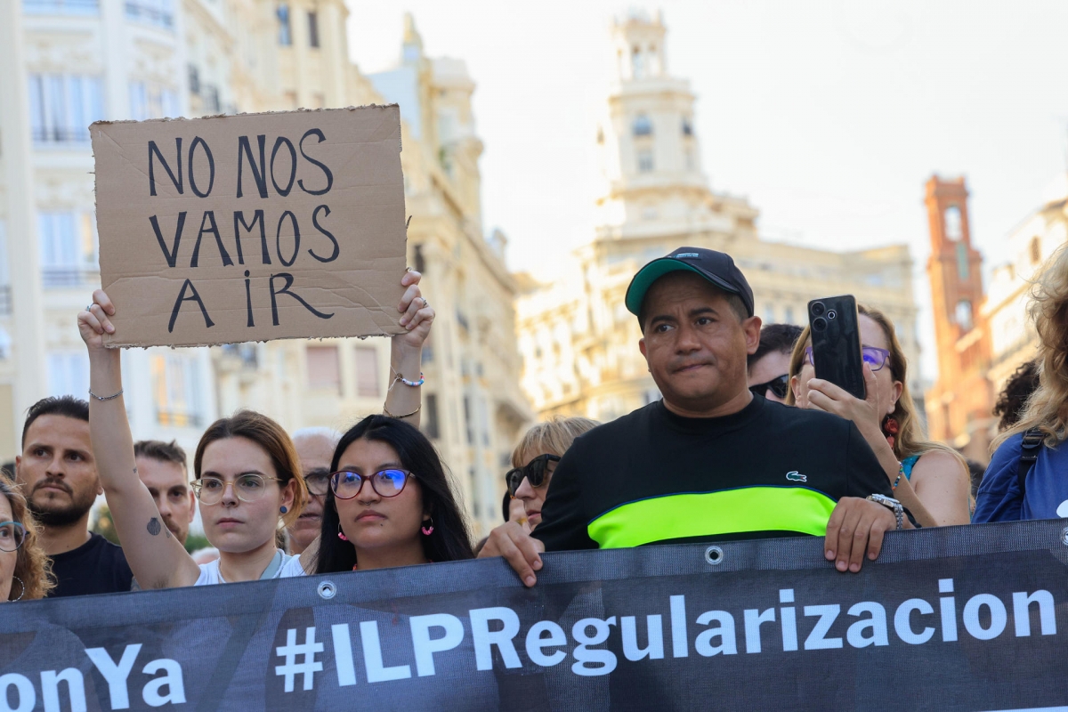Manifestación contra la violencia racista en la Plaza del Ayuntamiento de València. - Foto: EFE/KAI FORSTERLING Manifestación contra la violencia racista en la Plaza del Ayuntamiento de València.