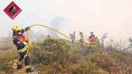 El fuego forestal que afecta a la Font Roja se inició en la comunidad religiosa Cenáculo y ha quemado ya 250 hectáreas