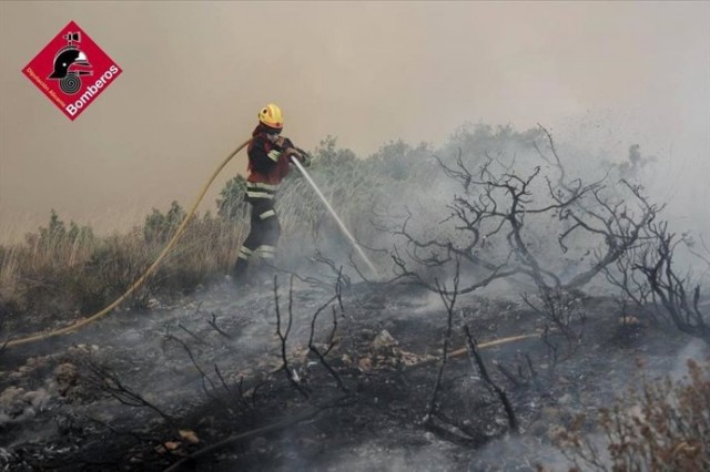 Hasta ocho medios aéreos se incorporarán durante la mañana para combatir el incendio de Ibi 