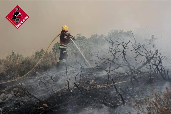 Hasta ocho medios aéreos se incorporarán durante la mañana para combatir el incendio de Ibi 