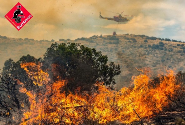 Los bomberos actúan en el flanco derecho del fuego de Ibi para evitar su avance hacia Alcoy
