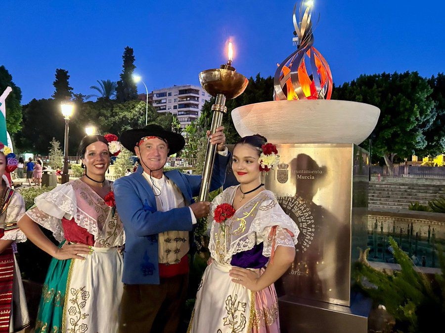 El Festival del Mediterráneo se cierra con 400 artistas, danzas del mundo y pirotecnia frente a la Catedral