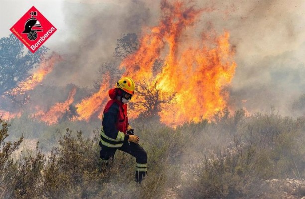 Los consorcios de bomberos de Alicante y Valencia acuerdan actuar juntos ante emergencias en zonas limítrofes
