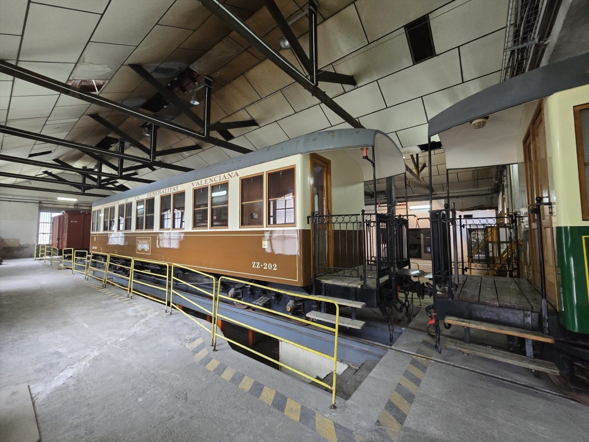 Trenes del Limon expres conservados en la estación de La Marina de Alicante. - Foto: FGV