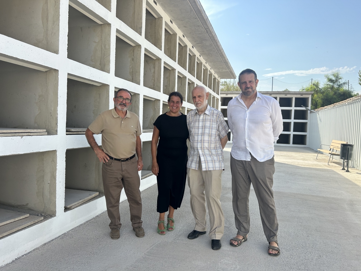 El equipo de gobierno de San Antonio de Benagéber en el cementerio del municipio. - Foto: AYUNTAMIENTO DE SAN ANTONIO DE BENAGÉBER