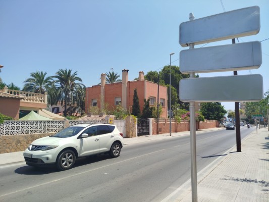 Las señales informativas de El Campello no informan: están vacías desde 2023