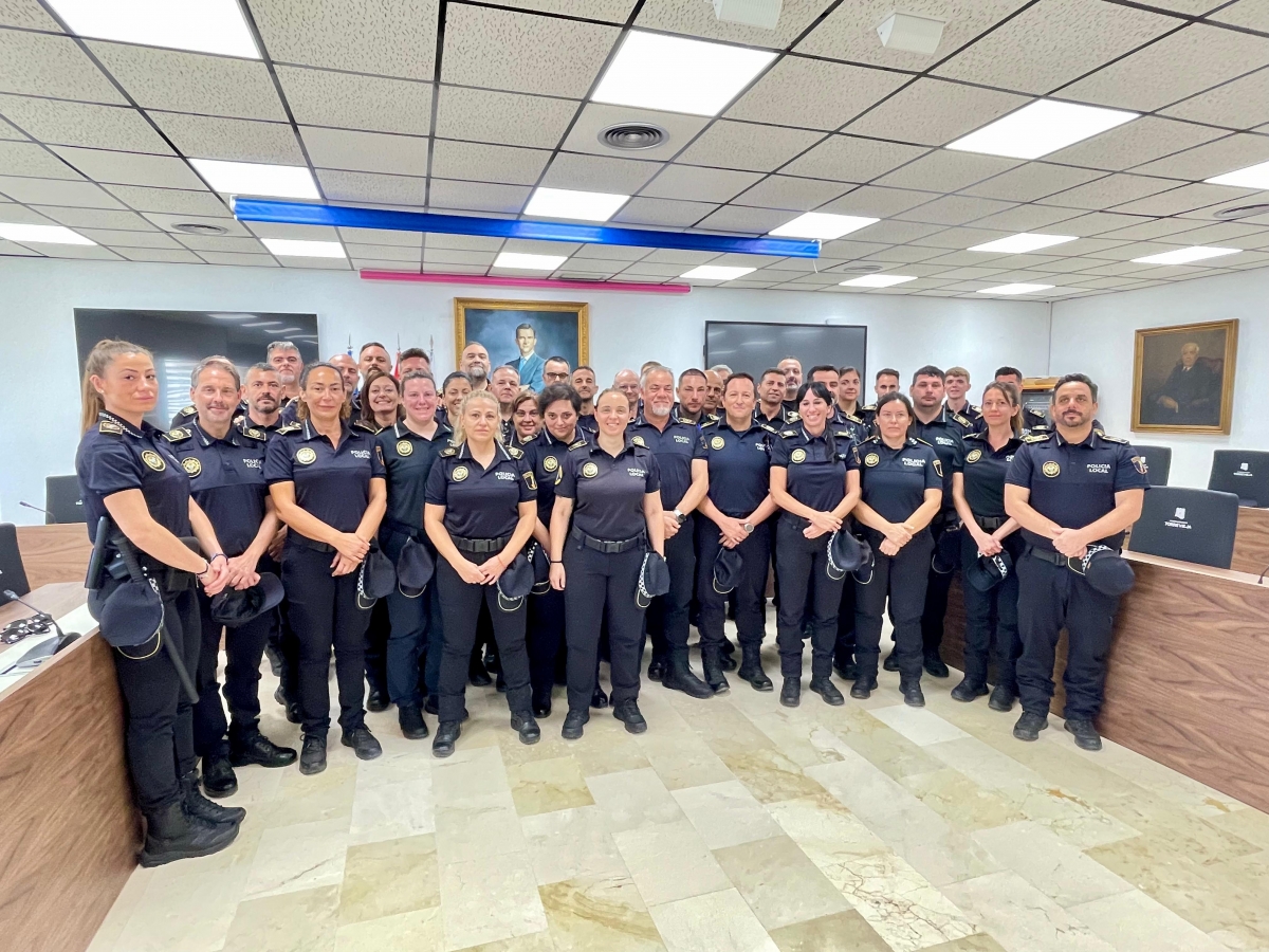 Torrevieja nombra en julio 10 nuevos funcionarios y recibe a los 38 agentes del curso del Ivaspe