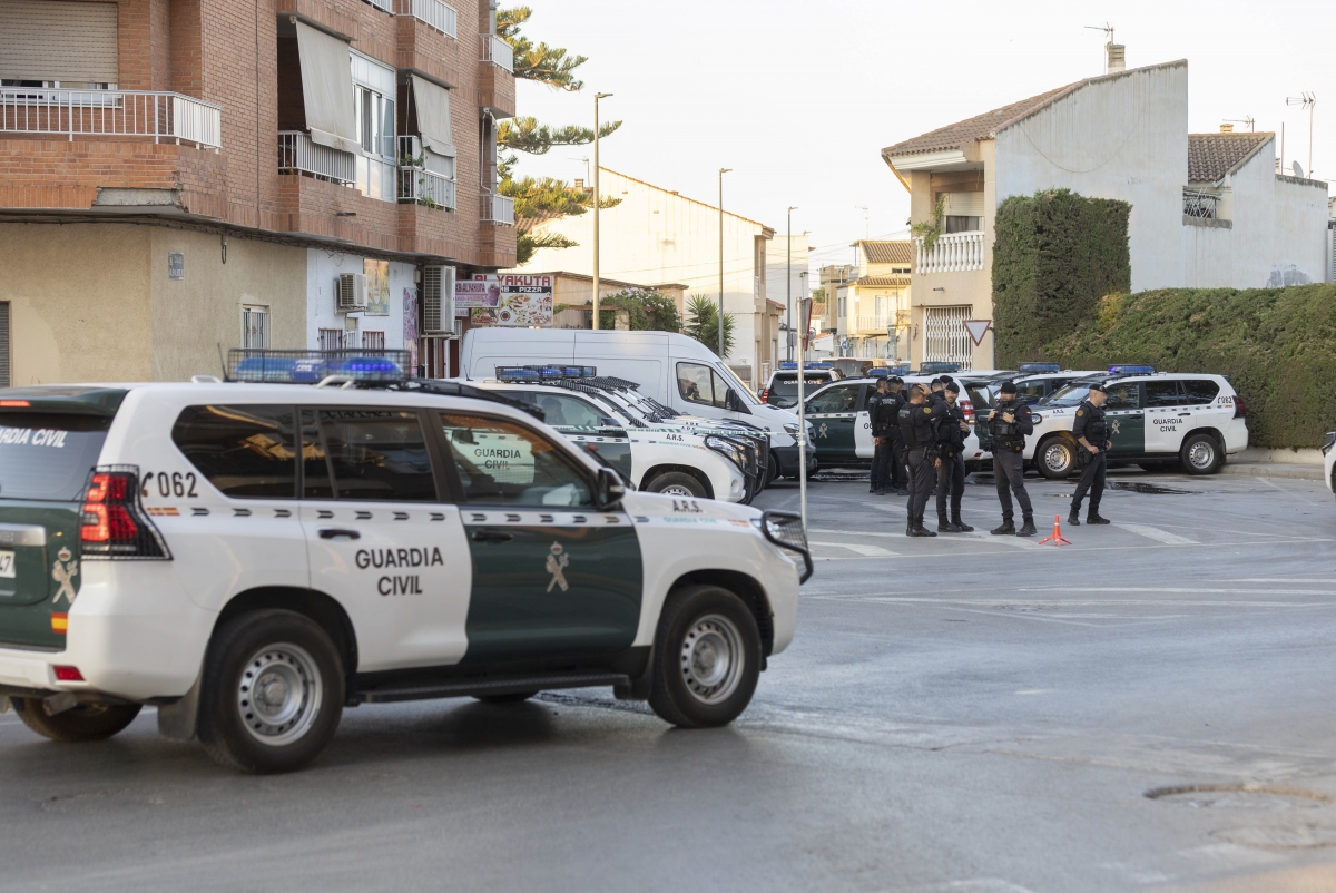Agentes de la Guardia Civil en el barrio de San Antonio de Torre Pacheco  - Foto: EFE / MARCIAL GUILLÉN