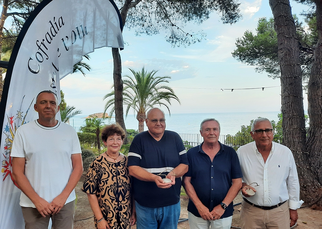 El Castell de l’Olla de Altea entrega la 'Illeta d’Or' a Cruz Roja Altea y Matías Aznar Ripoll a título póstumo