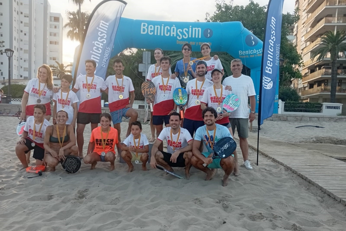 Benicàssim acoge a más de 200 personas en una jornada del 16.º Circuito Provincial de beach tennis