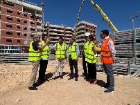 Otra aparición controlada de Mazón en Elche: breve visita de obras, foto y sin declaraciones a los medios