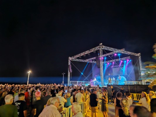 Éxito rotundo en el concierto tributo a Mecano celebrado en la Playa Morro de Gos de Oropesa