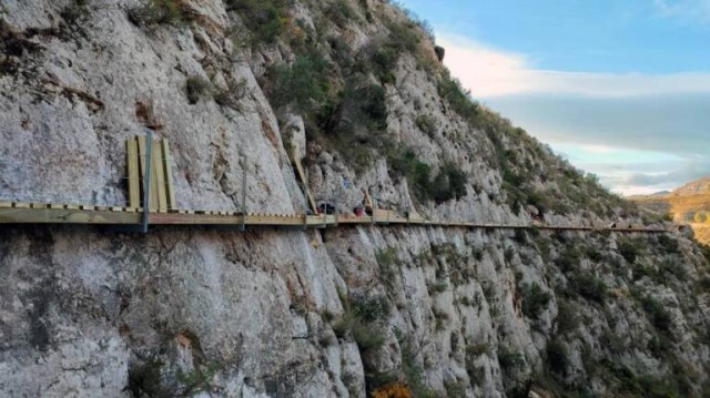 El Consell aprueba la colaboración con Relleu para ampliar la pasarela sobre la presa del pantano