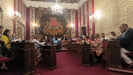 PP y PSOE validan la moratoria a los bloques de pisos turísticos en Alicante con la abstención de Vox y el rechazo de Compromís 