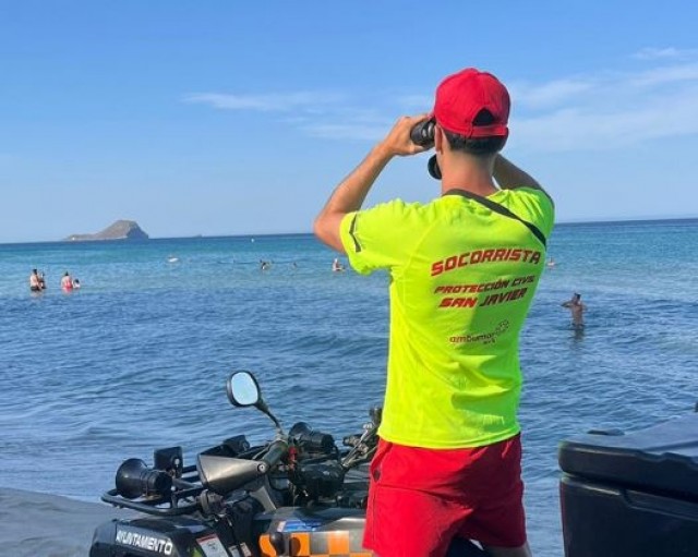 Rescatan del agua a un joven bañista en una playa de La Manga