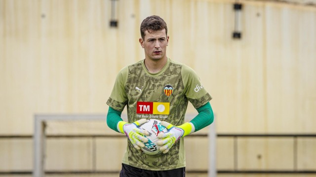 Julen Agirrezabala, entre su debut con el Valencia y el debate de la portería