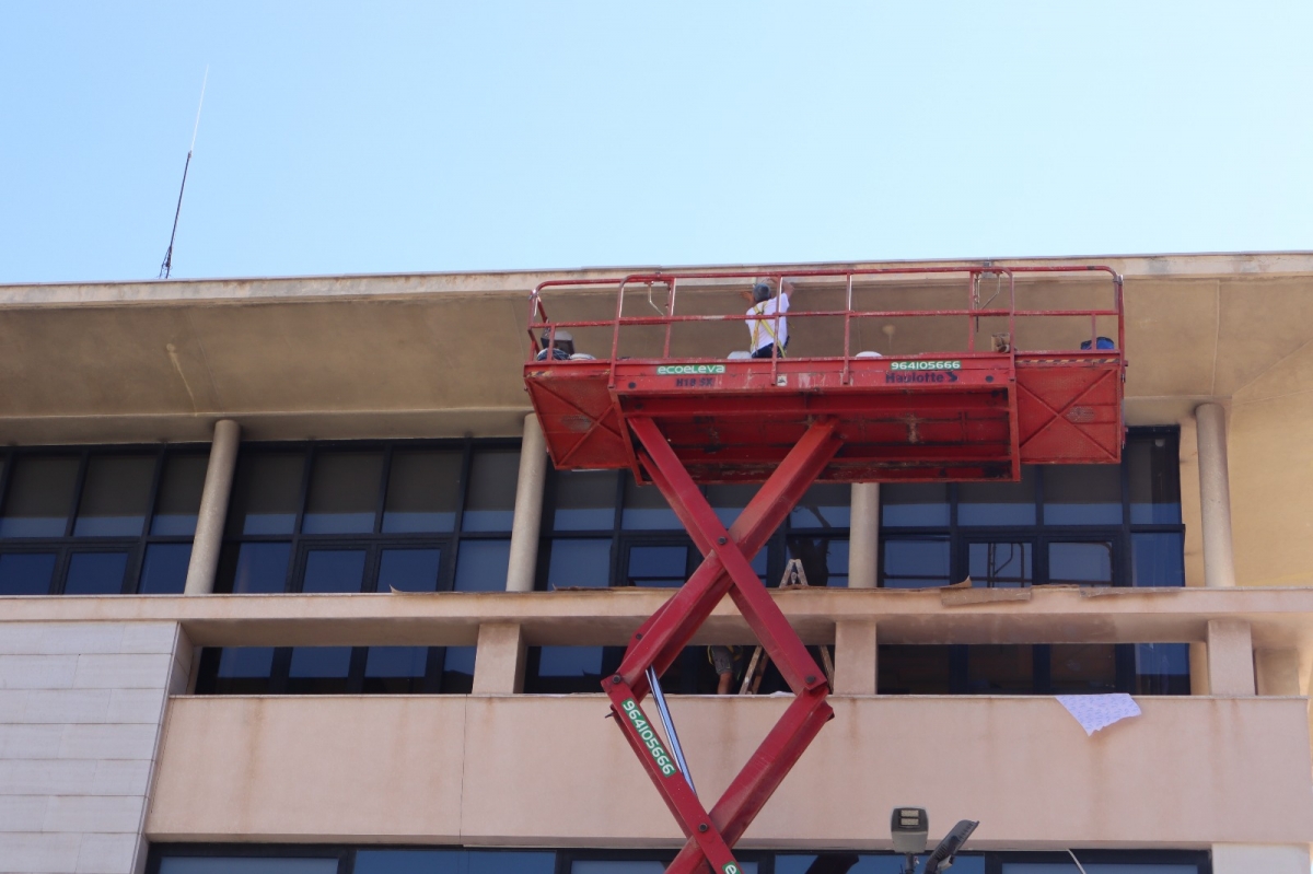 Burriana pinta la fachada del edificio consistorial por primera vez desde su construcción hace 30 años