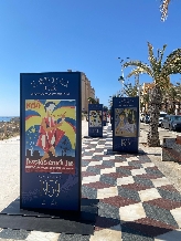 El Ayuntamiento inaugura una exposición sobre la cartelería del Misteri d'Elx: empieza en Arenales