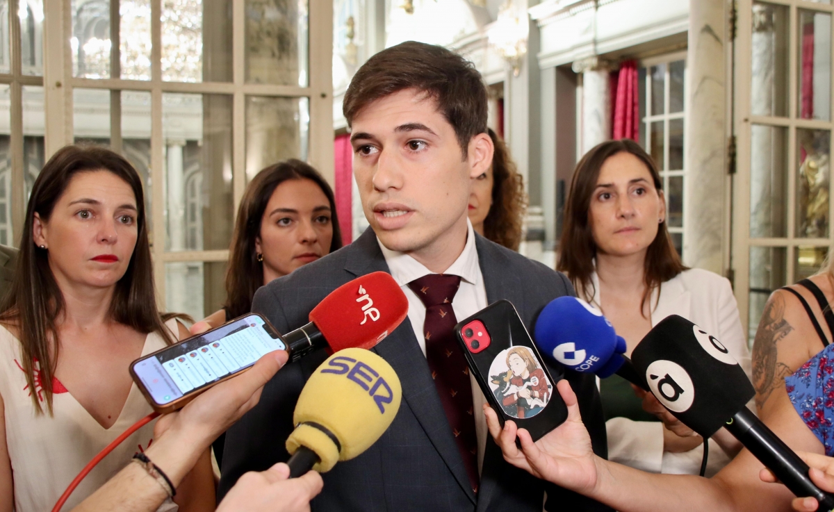 Música y ópera | El PSPV habla de "vínculo" de Los Meconios "con el entramado mediático de Vox" y pide anular el contrato