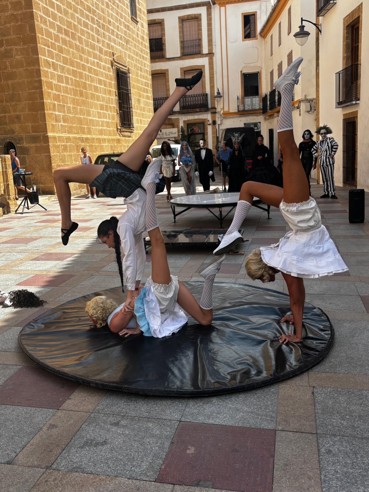 El Circo Encantado llega a Xàbia con un espectáculo cargado de valores, humor y magia