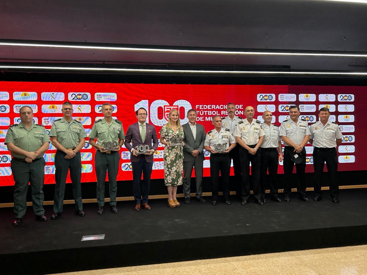 La FFRM distingue a Policía Nacional y Guardia Civil por colaborar en partidos internacionales 