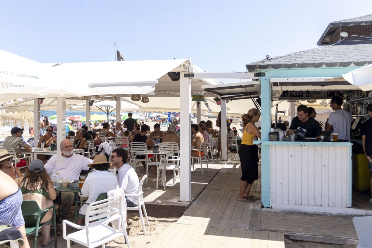 Imagen de una terraza en La Manga. - Foto: Ayuntamiento de Cartagena