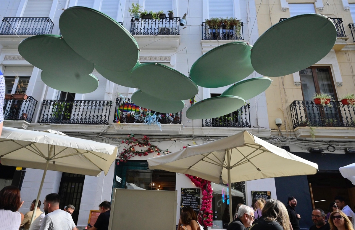 València | El Ayuntamiento de València prueba en Russafa un modelo piloto de terraza "sostenible"