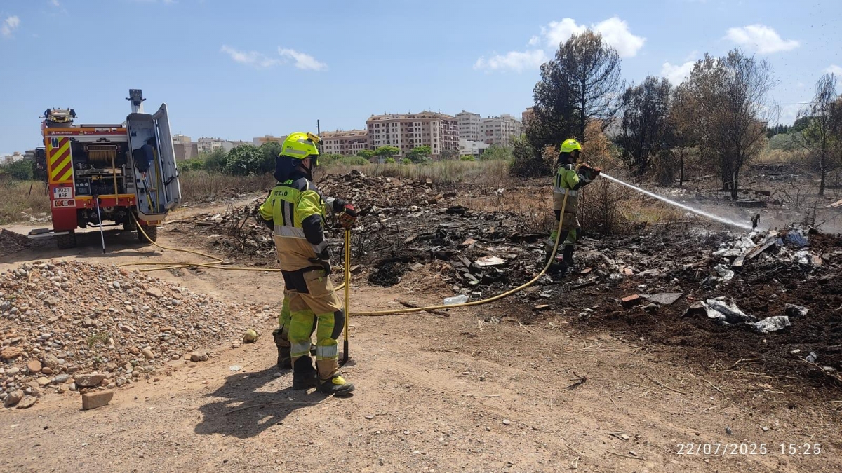 Una persona herida al arder la basura acumulada en una caseta de campo de Castelló