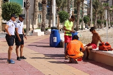 Así resuelven los socorristas de El Campello un simulacro de picadura de pez araña